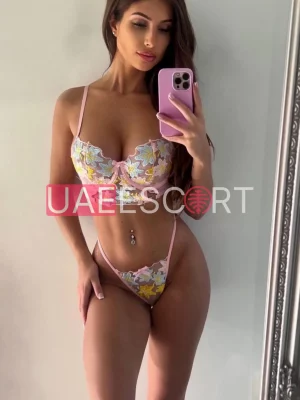 Linnie , bust size B, height 170, weight 48, age 25