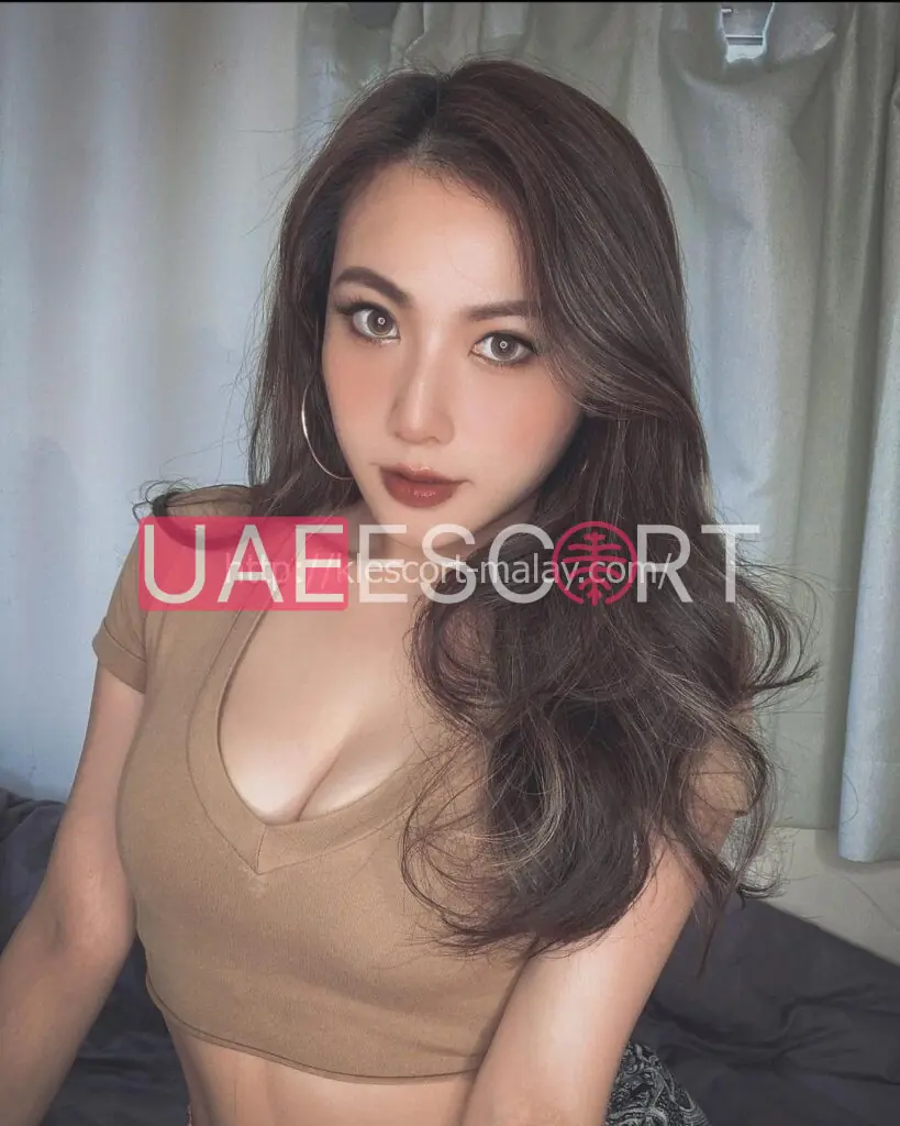 Celine , bust size C, height 163, weight 49, age 26