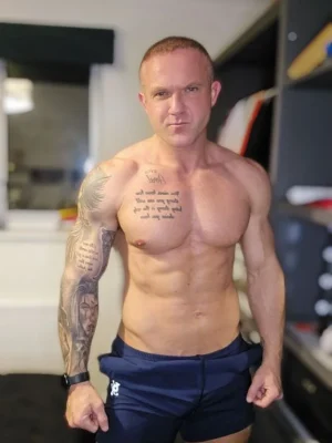 Alonzo , bust size , height 180, weight 90, age 36