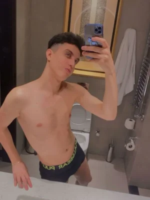 Brandon , bust size , height 180, weight 61, age 20